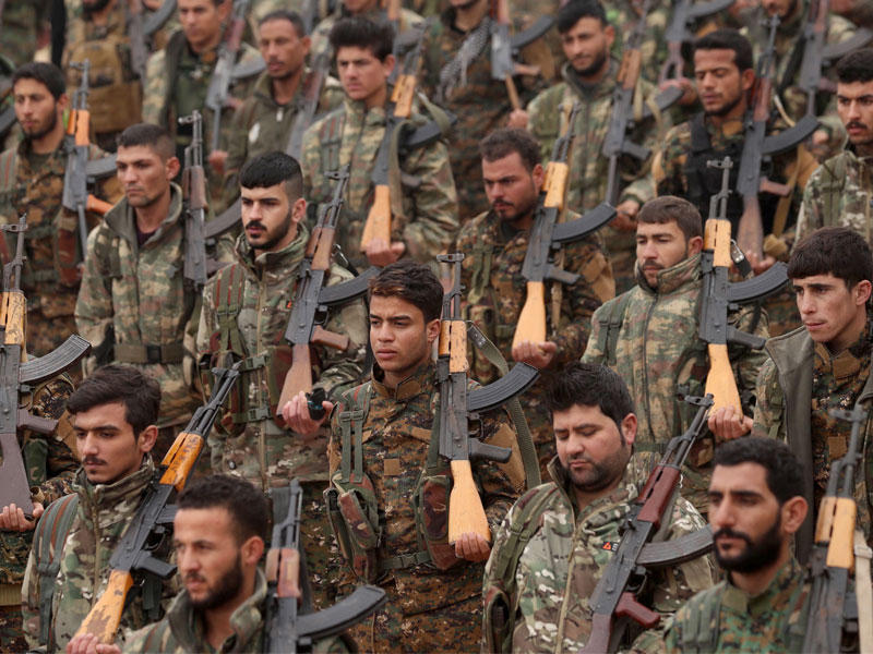 مقاتلون أكراد خلال تشييع زميلهم في القامشلي قبل أيام (أ ف ب)n