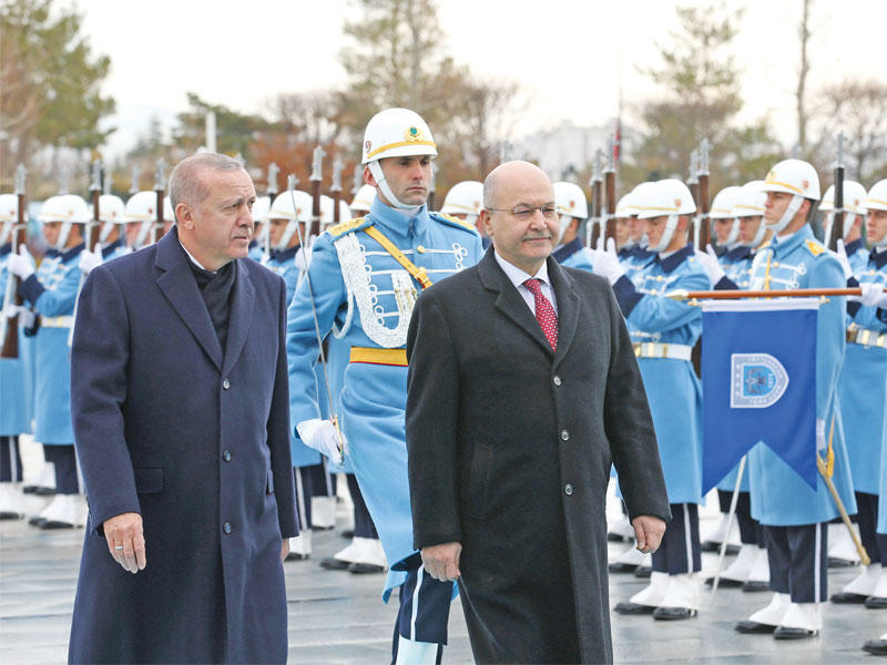 اتفق الرئيسان التركي رجب طيب إردوغان والعراقي برهم صالح، أمس، على تعزيز التعاون في مكافحة الإرهاب وإعادة الإعمار، وإنهاء أزمة المياه، ورفع حجم التبادل التجاري.  
وقال إردوغان، في مؤتمر صحافي، مع صالح في أنقرة، إن "نهوض العراق مهم من أجل الأمن والاستقرار الإقليميين".  
ورغم أن تركيا واصلت أمس شن غارات على المتمردين الأكراد داخل الأراضي العراقية دون إذن من بغداد، قال إردوغان إن "حماية وحدة أراضي العراق وسيادته أساس سياساتنا تجاهه".
وأبدى إردوغان استعداده للمساهمة في مشاريع البنية التحتية والتنمية في العراق، وإعمار المناطق المتضررة من الإرهاب، بينما أشار صالح إلى اتفاقية شاملة مع تركيا تتضمن خصوصاً إنهاء أزمة المياه.
وفي الصورة، إردوغان وصالح يستعرضان حرس الشرف في القصر الرئاسي بأنقرة أمس 
(رويترز)
