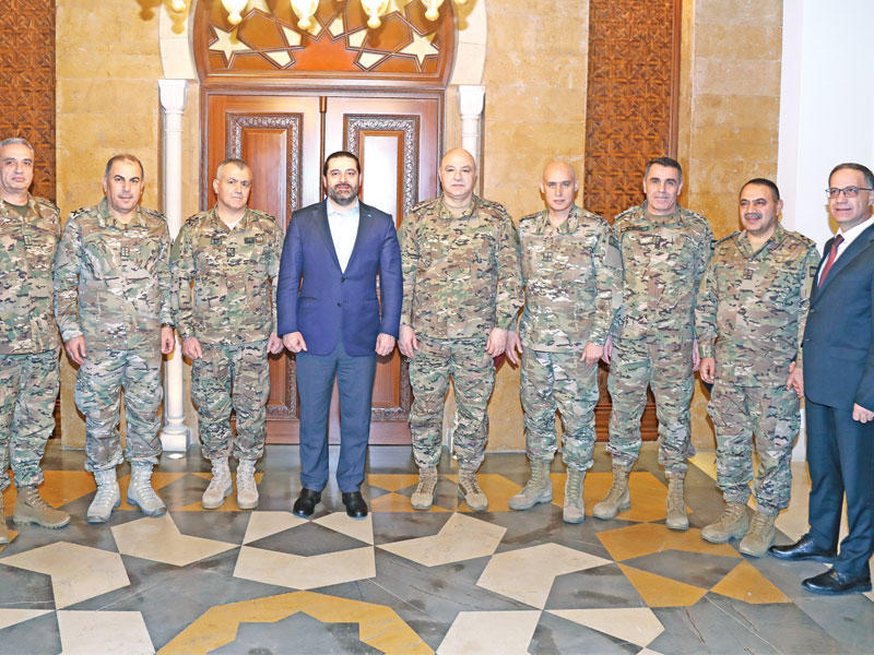 الحريري مستقبلاً وفداً عسكرياً يترأسه قائد الجيش العماد جوزيف عون أمس الأول (دالاتي ونهرا)