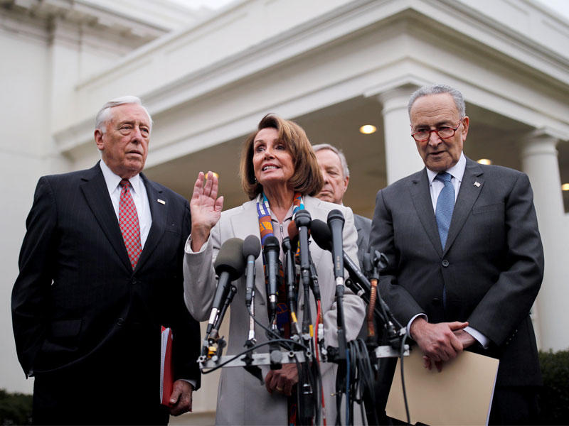 بيلوسي تتوسّط السيناتورين هوير وشومر خلال مؤتمر صحافي بعد اجتماعهم مع ترامب في البيت الأبيض أمس الأول (رويترز)