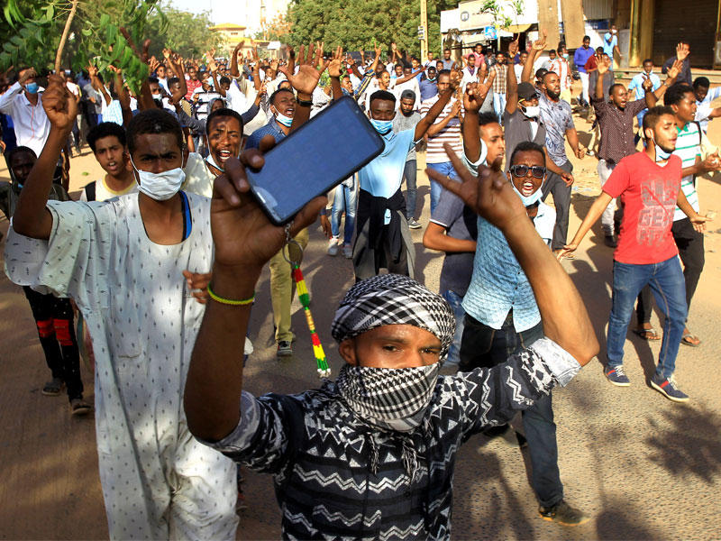 سودانيون يتظاهرون مطلقين هتافات ضد النظام في الخرطوم الشهر الماضي    (رويترز)