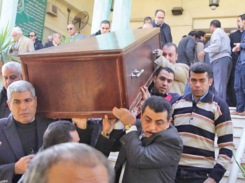 شارك العشرات في تشييع جثمان كاميليا السادات ابنة الرئيس الأسبق الراحل محمد أنور السادات بمراسم أقيمت في مسجد المصطفى بمنطقة صلاح سالم في القاهرة أمس