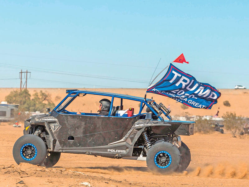 مؤيد لترشح ترامب في الانتخابات الرئاسية 2020 قرب السياج الحدودي مع المكسيك أمس الأول (أ ف ب)