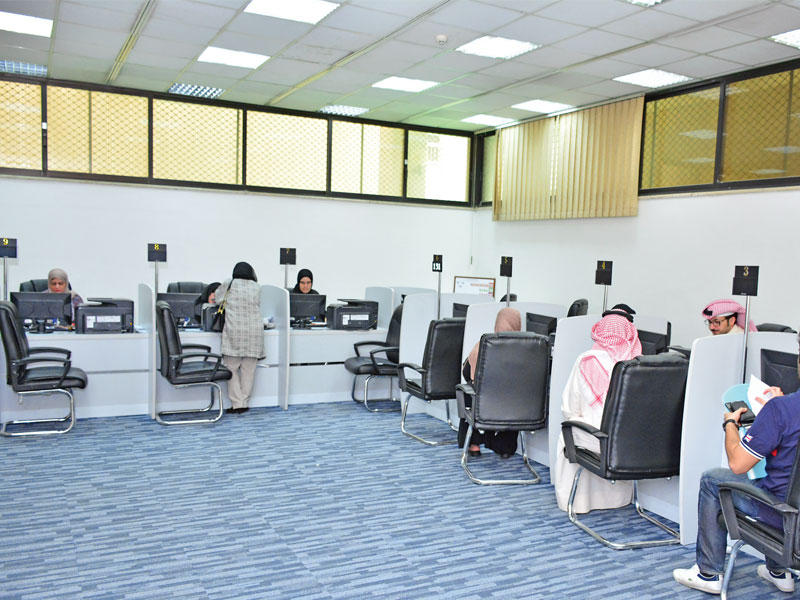 جانب من العاملين في الجهاز الحكومي