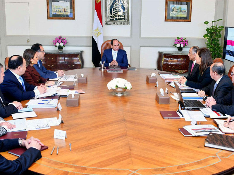 السيسي مجتمعاً بالمجموعة الوزارية الاقتصادية في القاهرة الخميس الماضي (رئاسة الجمهورية)
