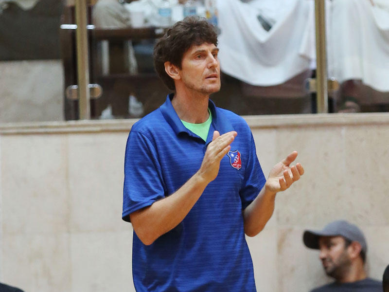 مدرب الفريق الأول لكرة السلة بنادي الكويت الألماني بيتر شومرز