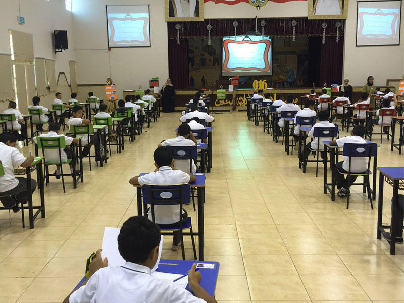 طلبة يؤدون الاختبارات