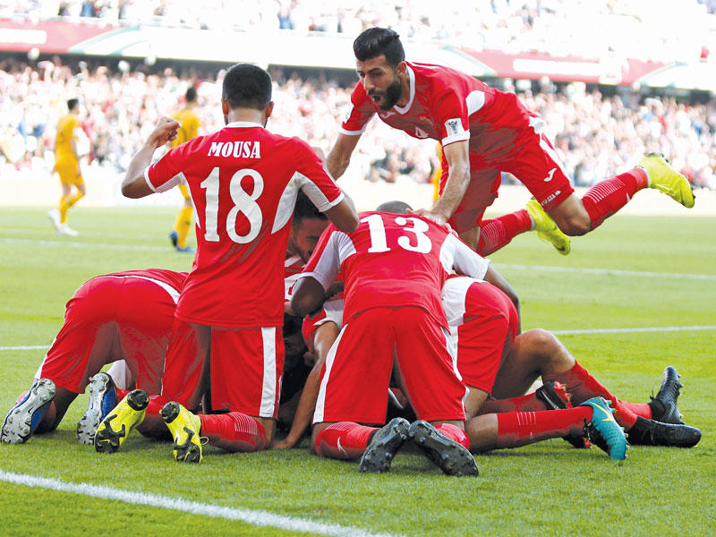 لاعبو منتخب الأردن يحتفلون بهدف المباراة (أ ب أ)