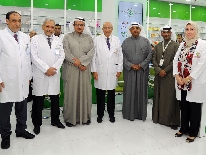 الخالد وراتب وعدد من الحضور خلال افتتاح الصيدلية عقب تجديدها