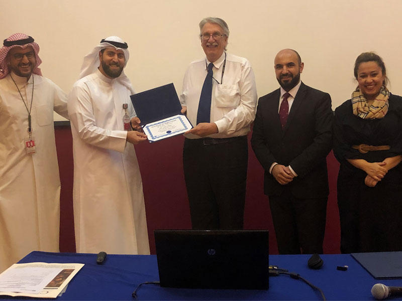 جانب من تكريم المحاضر عقب انتهاء الورشة