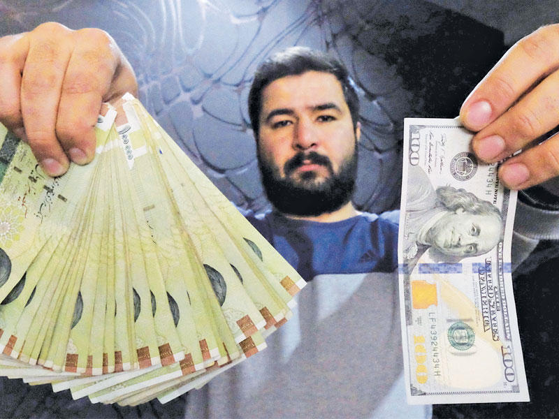 إيراني في أحد أسواق الصرافة في طهران