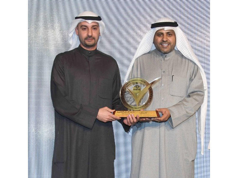 وزير الإعلام محمد الجبري يكرم أيمن المطيري