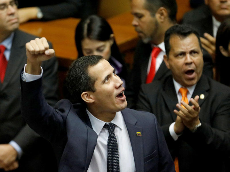 خوان غوايدو لدى وصوله إلى البرلمان أمس الأول (رويترز)