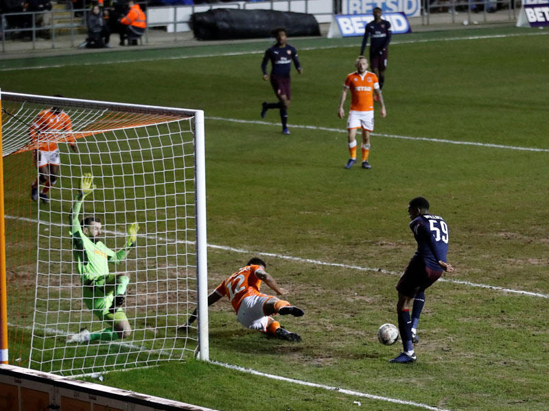 جوزيف ويلوك نجم أرسنال يحرز الهدف الثاني