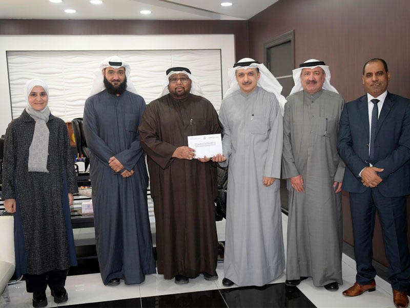 ممثل بيت الزكاة يتسلم زكاة «تعاونية مشرف»