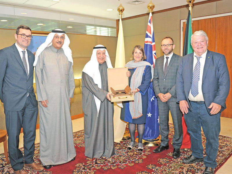 الغانم مستقبلاً الوفد الأسترالي