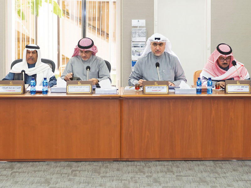 أعضاء اللجنة التشريعية في اجتماع أمس