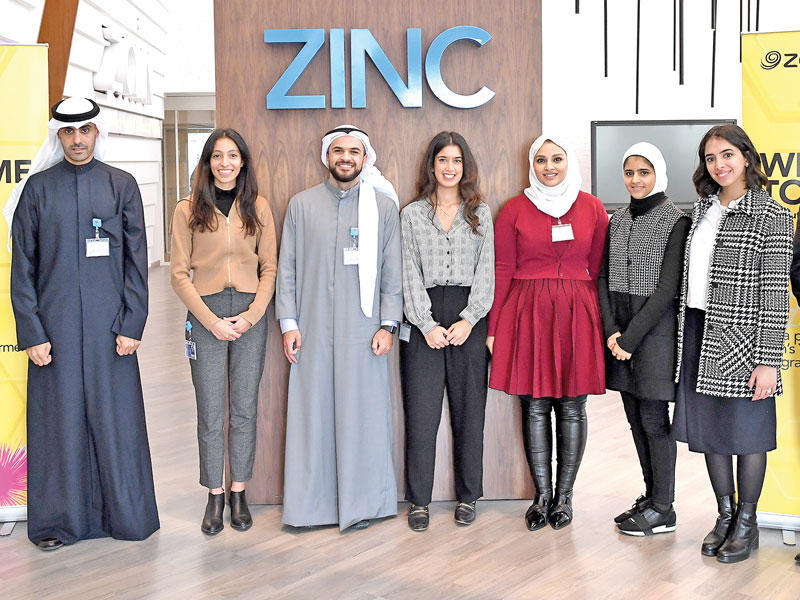 الخرافي وجيجنهايمر مع الخرّيجين المنضمين حديثا للبرنامج