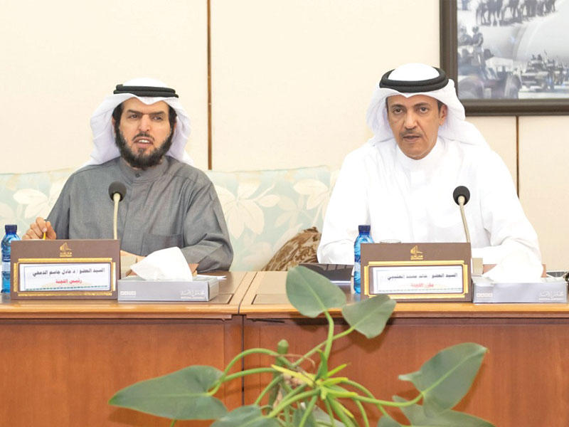 الدمخي والعتيبي في اجتماع اللجنة