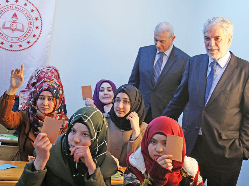 مفوض الاتحاد الأوروبي لإدارة الأزمات كريستوس ستيليانيديس يزور لاجئات سوريات في برنامج التعلم السريع في أنقرة أمس (إي بي إيه)
