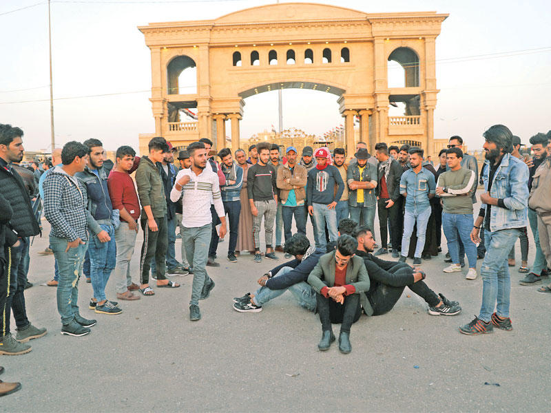 شبان عراقيون يقدمون عرضاً مسرحياً خلال احتجاج في البصرة قبل أيامt(رويترز)