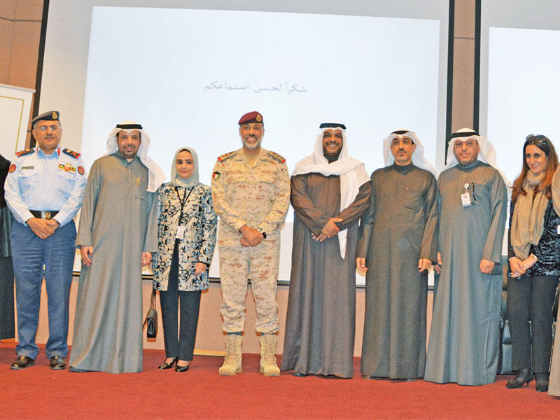 وكيل «الدفاع» متوسطاً بعض المشاركين