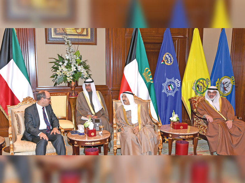 صاحب السمو مستقبلاً الصرعاوي والقطاري أمس