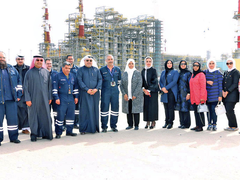 مهدي متوسطا العاملين في المشروع