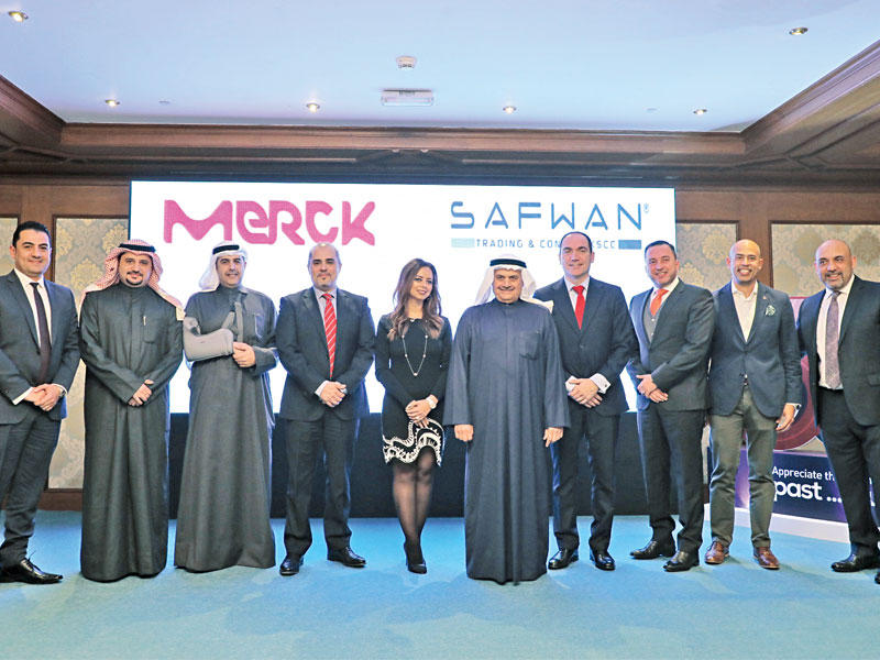 لقطة جماعية عقب توقيع عقد الشراكة