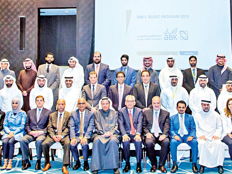 الإدارة العليا للبنك مع الموظفين المختارين لبرنامج المواهب