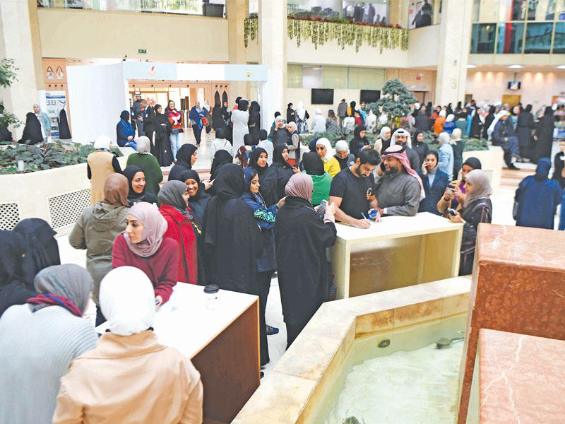 جانب من الاعتصام الأخير لموظفي «الكهرباء»     (أرشيف)