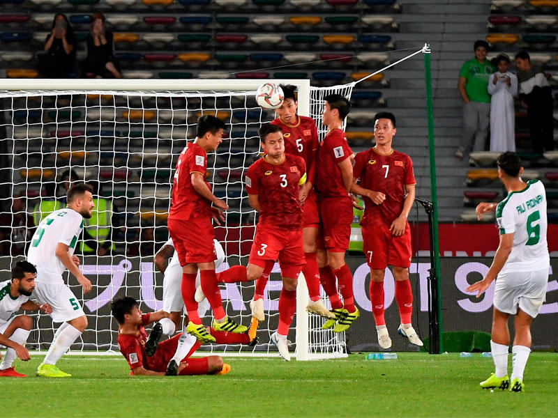 هدف عدنان القاتل في طريقه إلى شباك فيتنام وفي الإطار فرحة الفوز