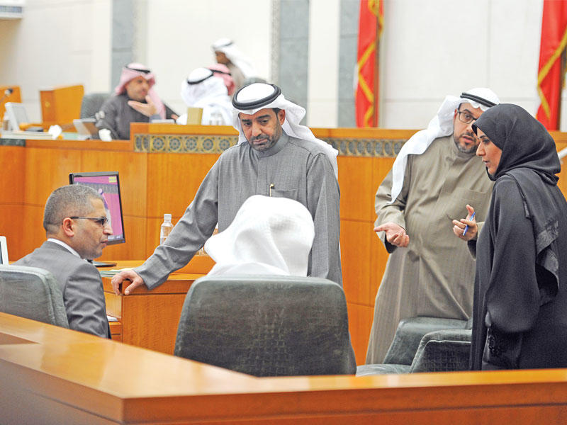 الخضير والشاهين وفريق اللجنة الصحية البرلمانية