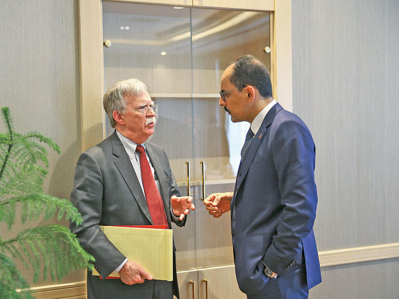 بولتون وكالين في القصر الرئاسي بأنقرة أمس (رويترز)