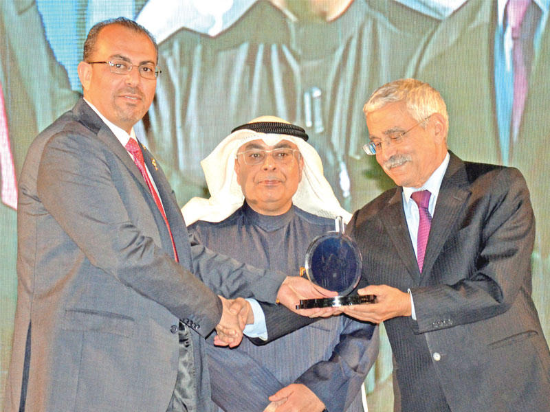 شهاب الدين والمقصيد أثناء تكريم رئيس أحد مسؤولي الوفود