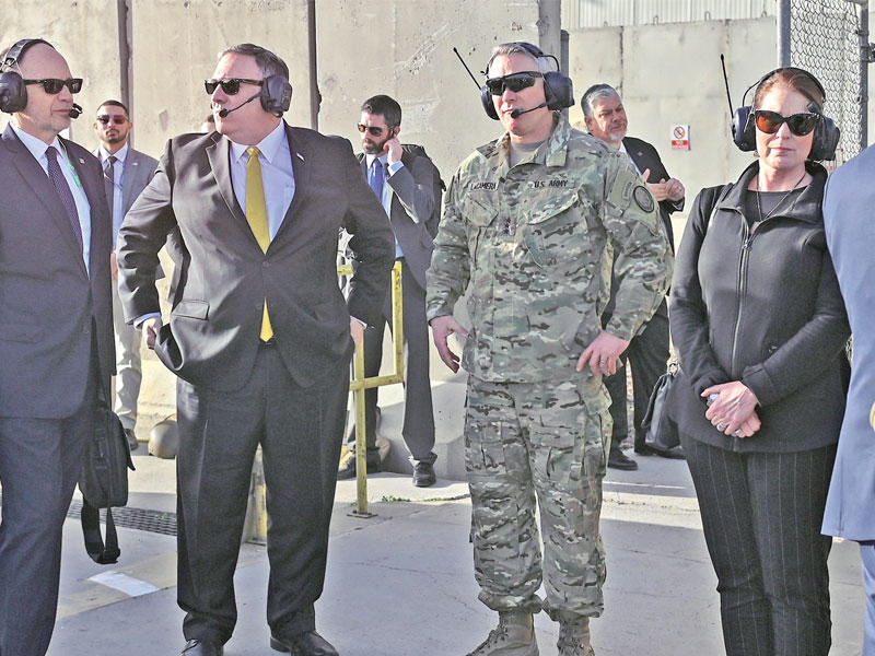 بومبيو وزوجته سوزان في مطار بغداد أمس (رويترز)