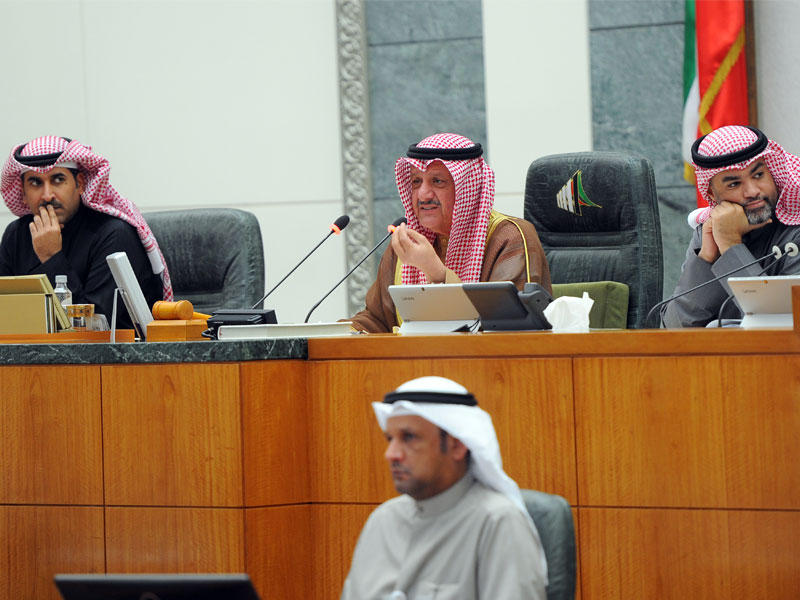 الكندري مترئساً جانباً من الجلسة