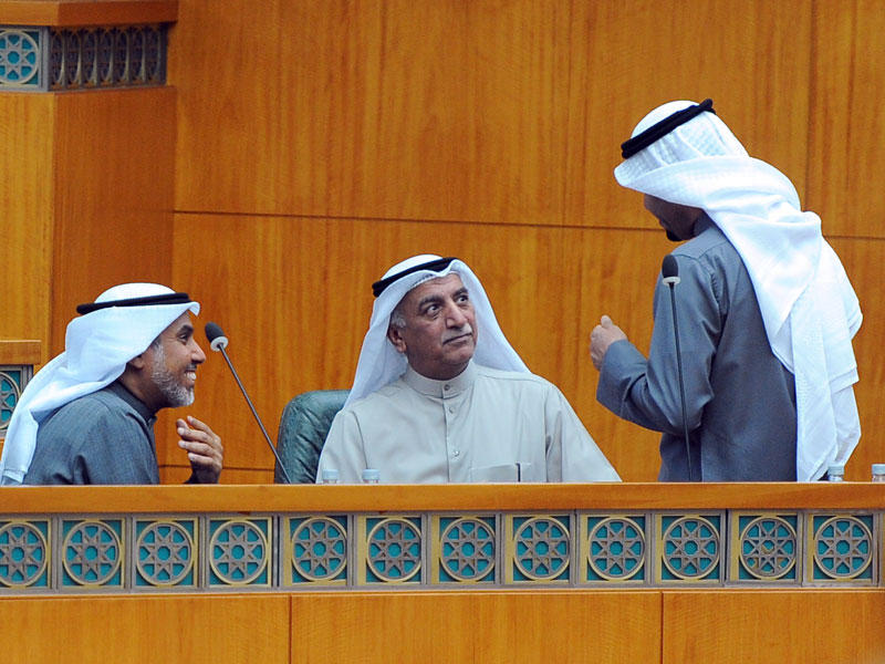 المويزري متوسطاً الشعلة والمطيري