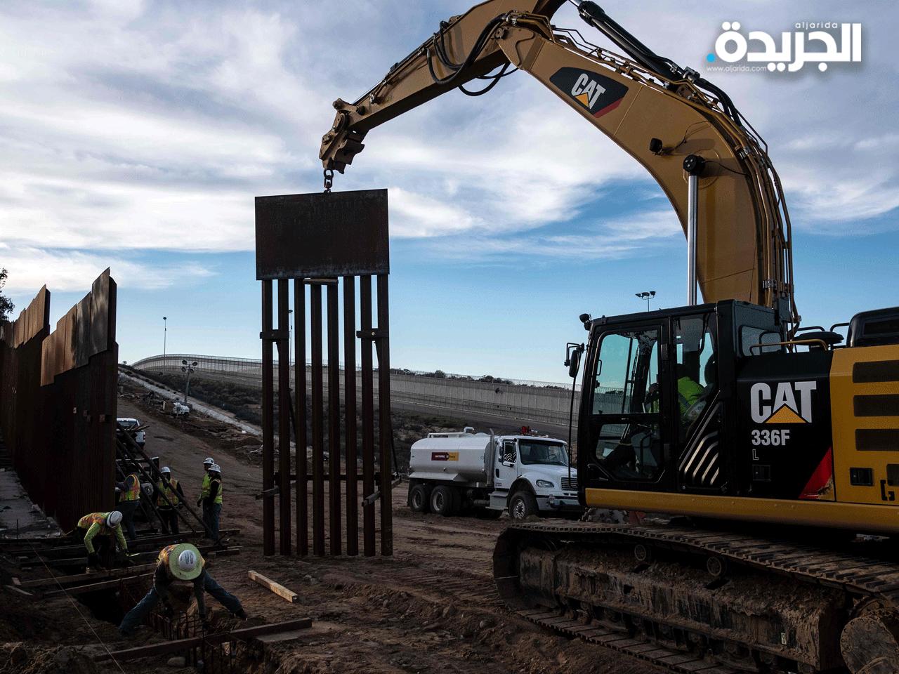 جانب من عمليات بناء الجدار