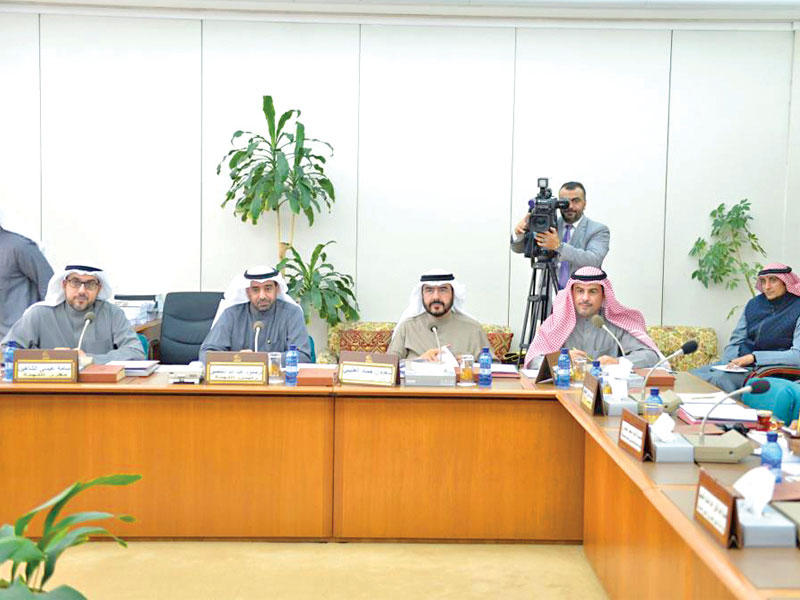 أعضاء اللجنة في اجتماع أمس