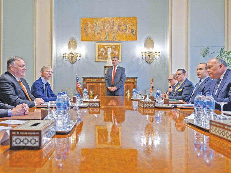 شكري وبومبيو خلال محادثات في وزارة الخارجية المصرية بالقاهرة أمس (رويترز)