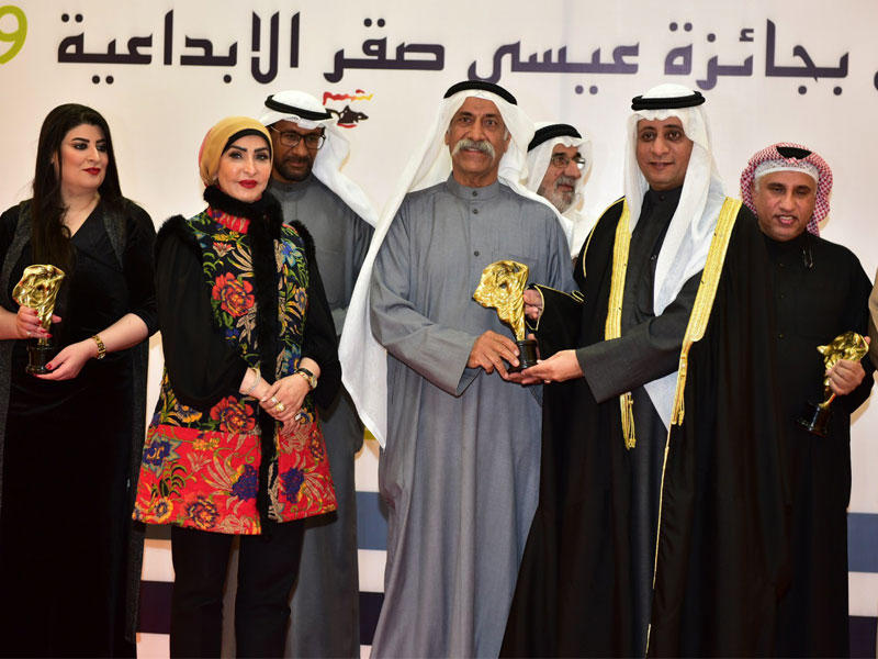 الدويش مكرما الفنان عباس مالك