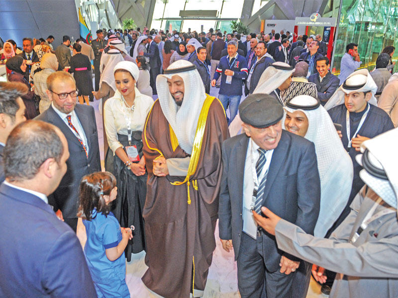 وزير الصحة خلال جولة على المعرض المصاحب للمؤتمر