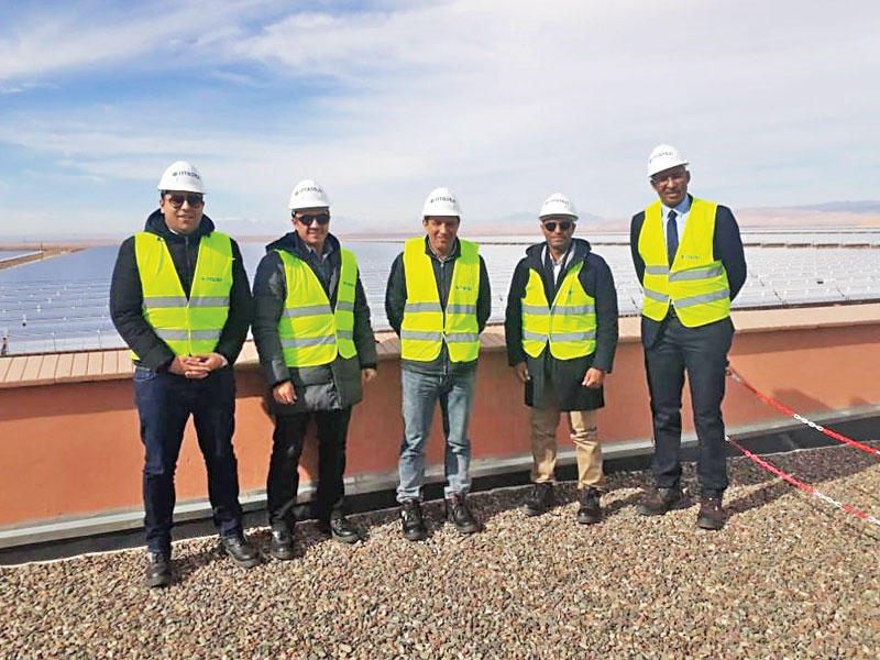 وفد المحاسبة خلال زيارة مشاريع الطاقات المستدامة بإقليم «ورزازات»