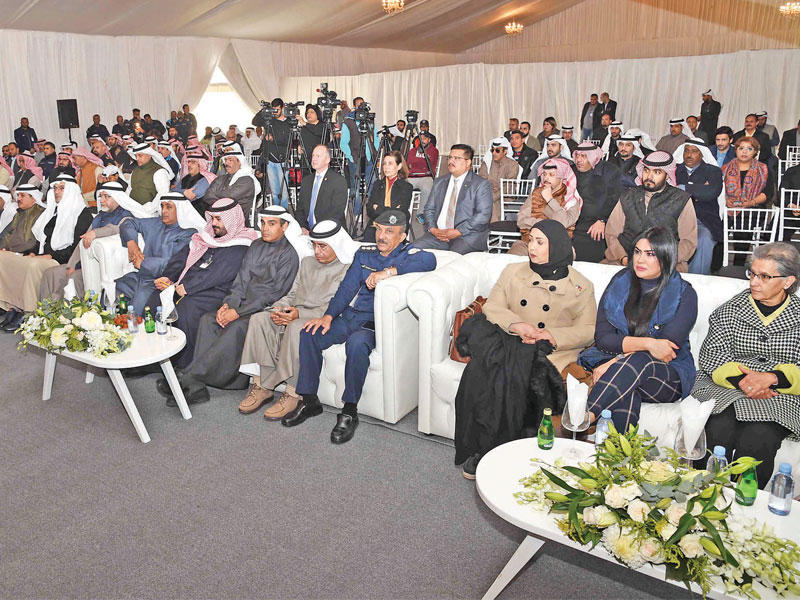 جانب من المشاركين في تدشين المنفذ الجديد أمس