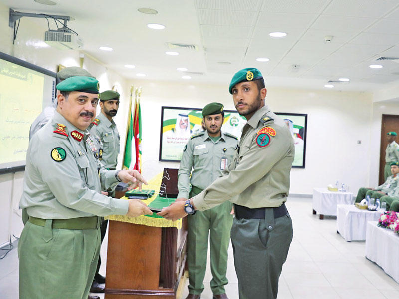 الرفاعي مكرماً أحد الخريجين