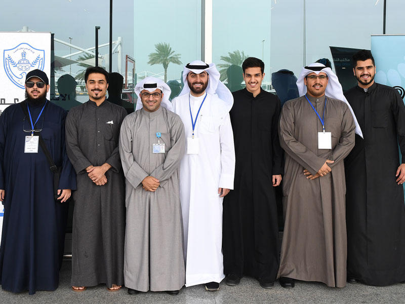 فريق «زين» مع مُمثّلي الاتحاد في مطار الكويت الدولي 