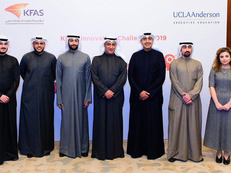 صلاح الفليج وعماد العبلاني مع فريق «الوطني» المشارك في البرنامج