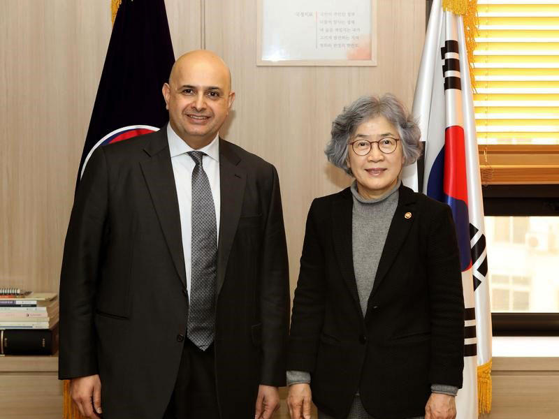 سفير الكويت لدى كوريا الجنوبية بدر العوضي و رئيس لجنة مكافحة الفساد والحقوق المدنية الكورية باك أون جونغ