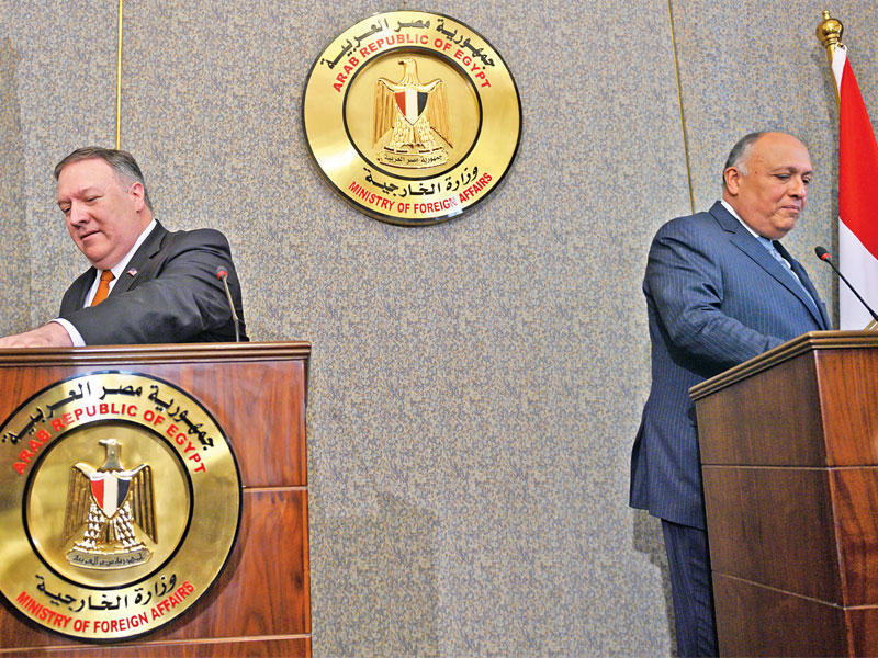 شكري وبومبيو في ختام مؤتمر صحافي بالقاهرة أمس (رويترز)